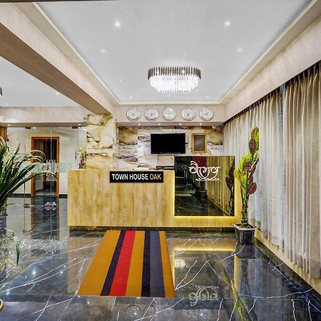 Townhouse Oak Hotel Vaibhav Surate Exterior foto
