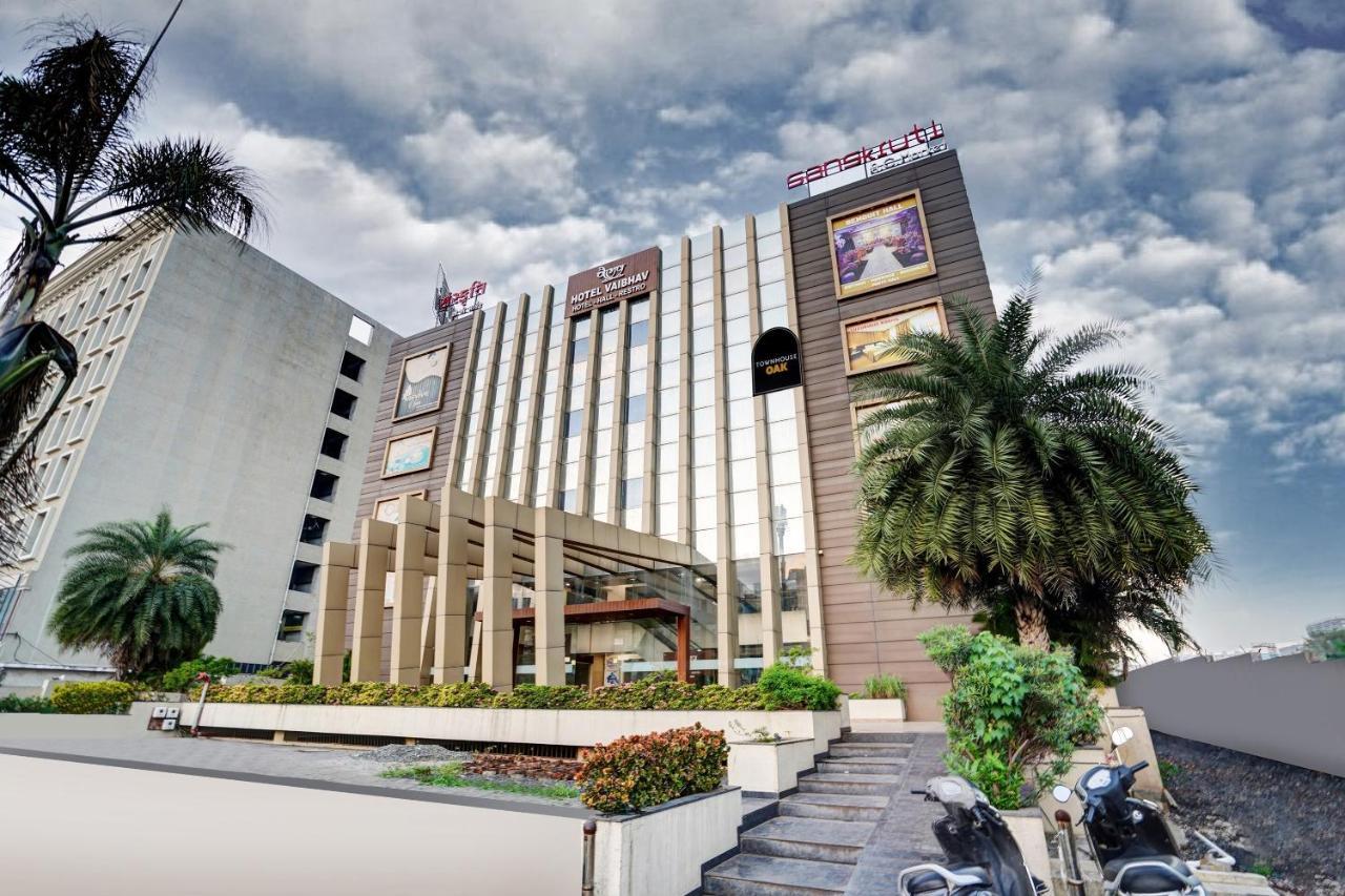 Townhouse Oak Hotel Vaibhav Surate Exterior foto