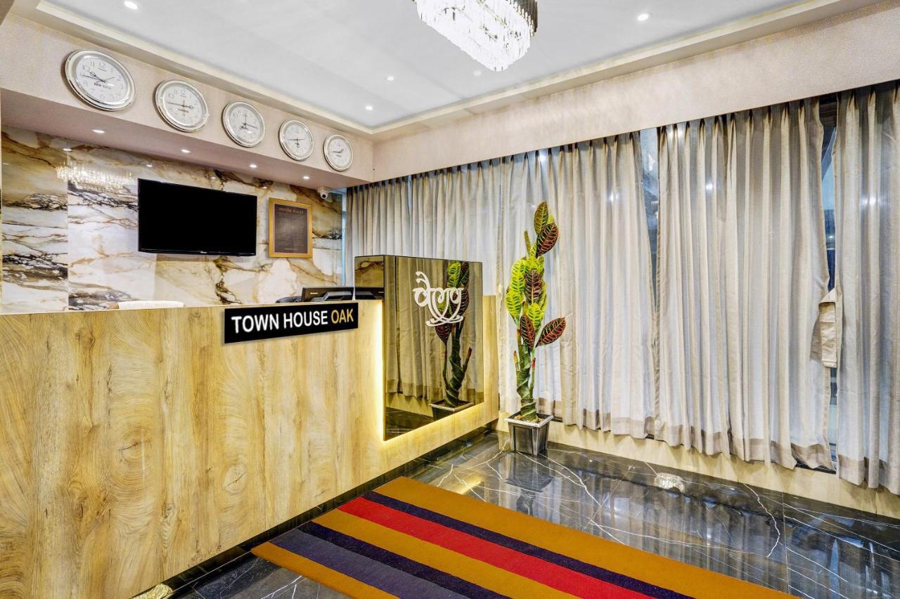 Townhouse Oak Hotel Vaibhav Surate Exterior foto