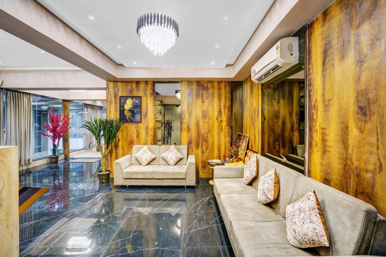 Townhouse Oak Hotel Vaibhav Surate Exterior foto