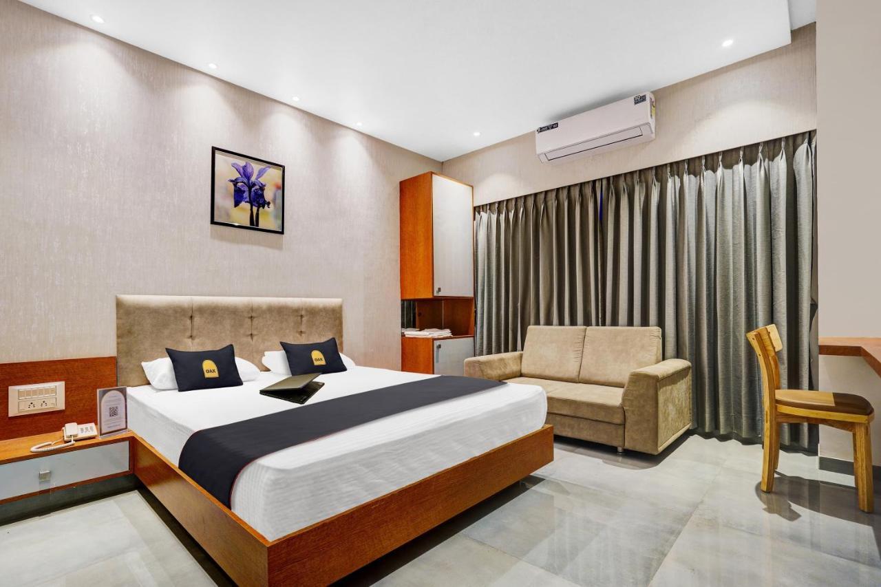Townhouse Oak Hotel Vaibhav Surate Exterior foto