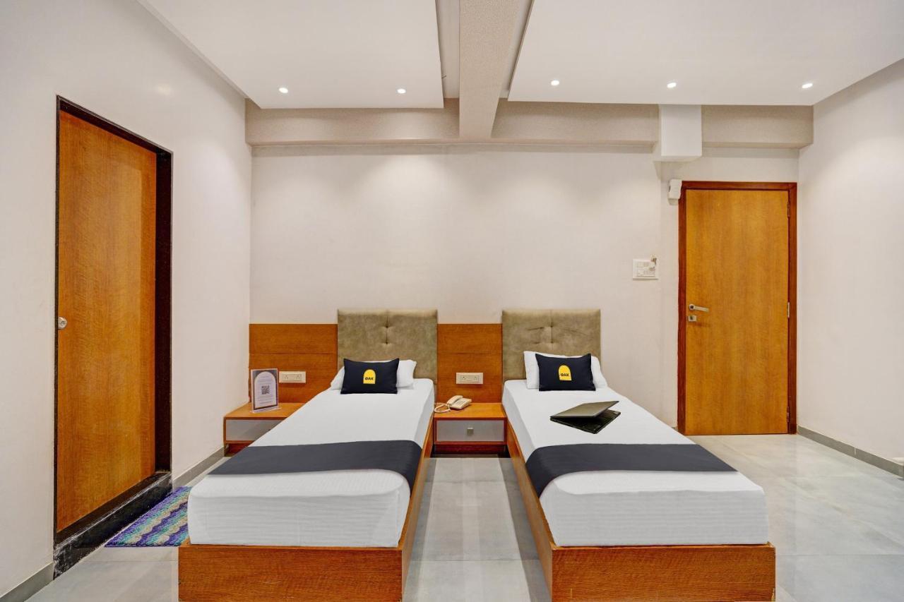 Townhouse Oak Hotel Vaibhav Surate Exterior foto