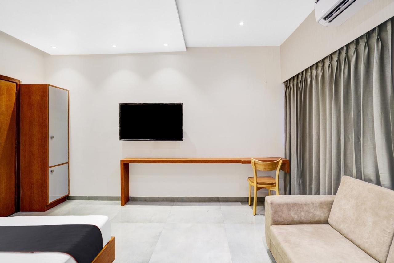 Townhouse Oak Hotel Vaibhav Surate Exterior foto