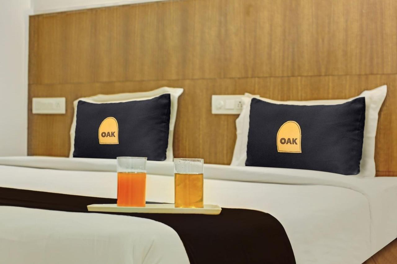 Townhouse Oak Hotel Vaibhav Surate Exterior foto