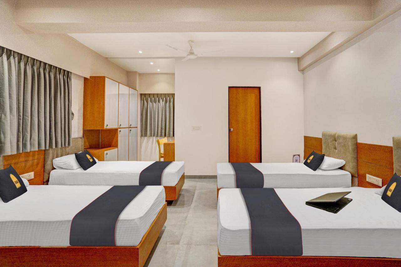 Townhouse Oak Hotel Vaibhav Surate Exterior foto