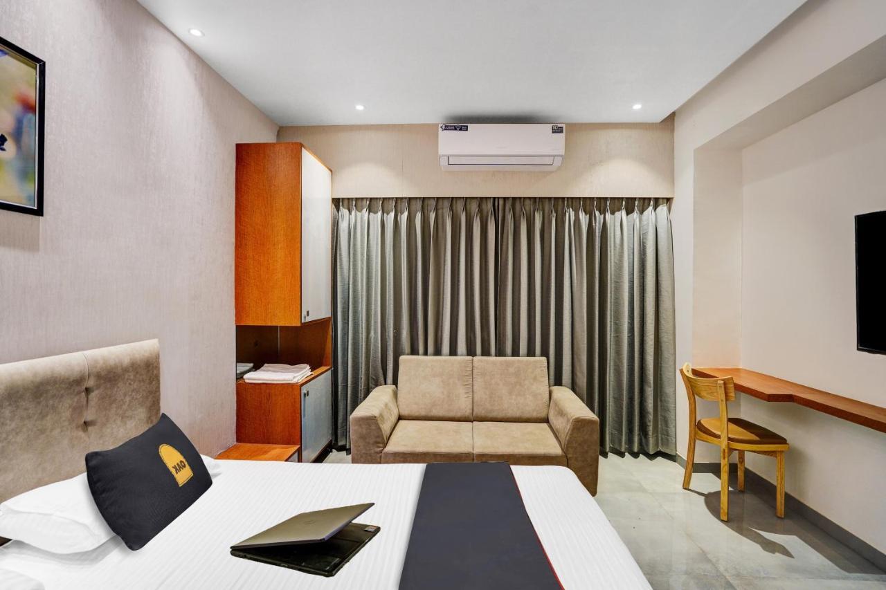 Townhouse Oak Hotel Vaibhav Surate Exterior foto