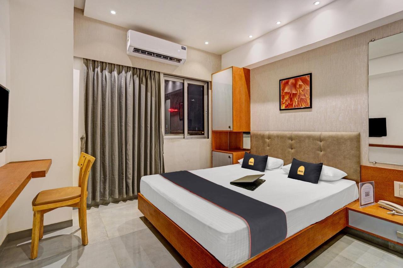 Townhouse Oak Hotel Vaibhav Surate Exterior foto