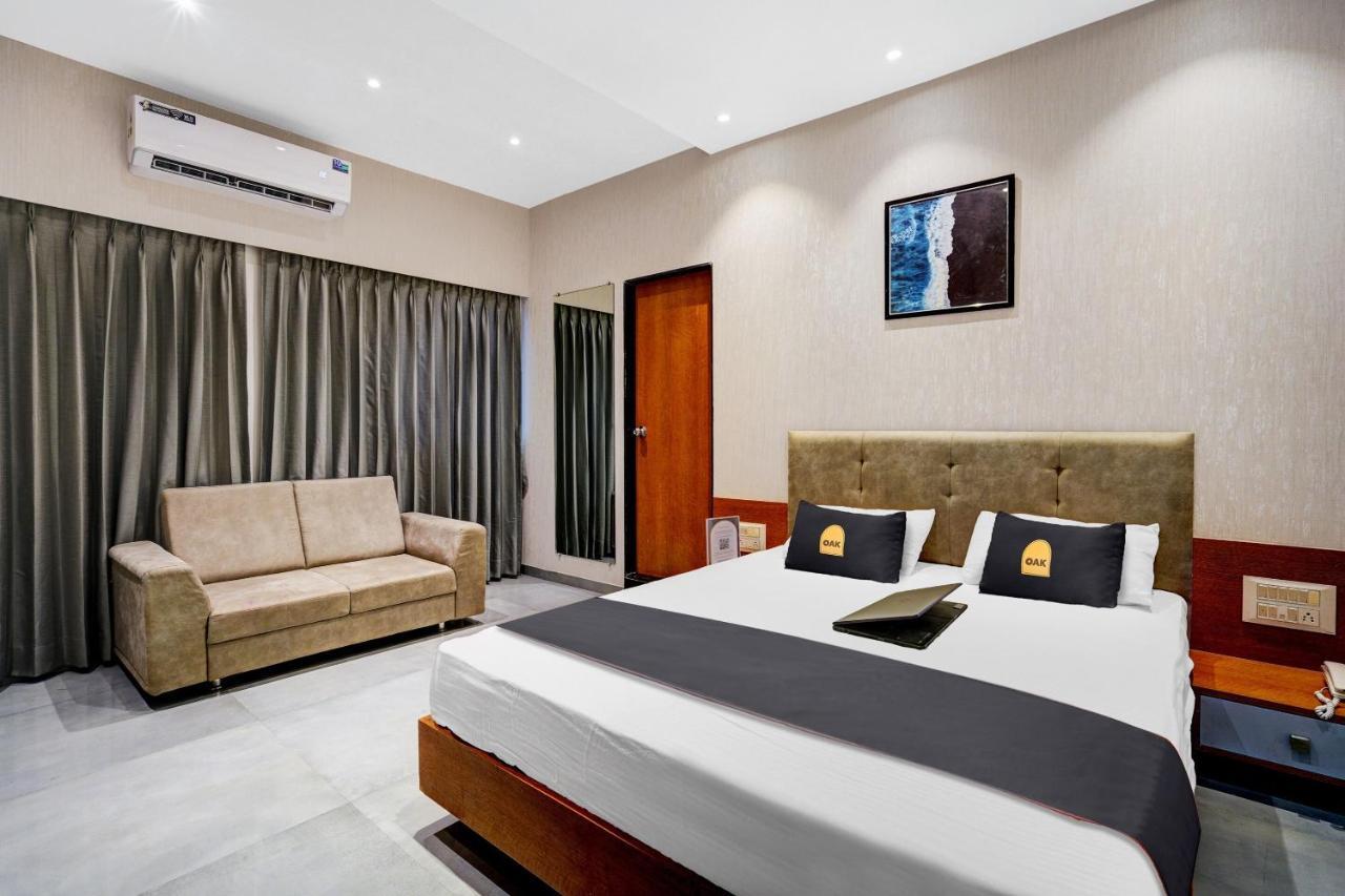Townhouse Oak Hotel Vaibhav Surate Exterior foto