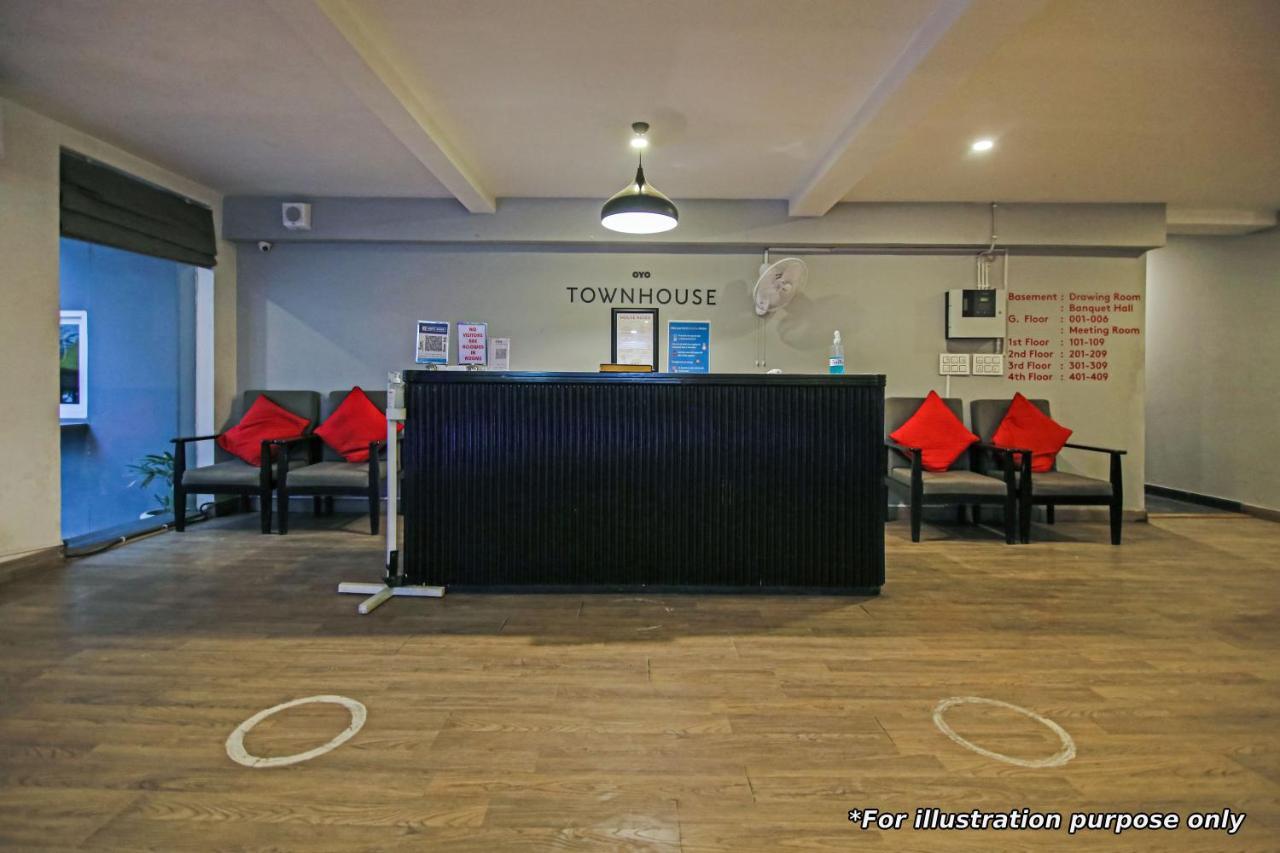 Townhouse Oak Hotel Vaibhav Surate Exterior foto